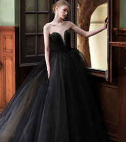 A-Linie Schwarzes Brautkleid von LAFANTA Berlin – elegantes schwarzes Hochzeitskleid mit Tüllrock